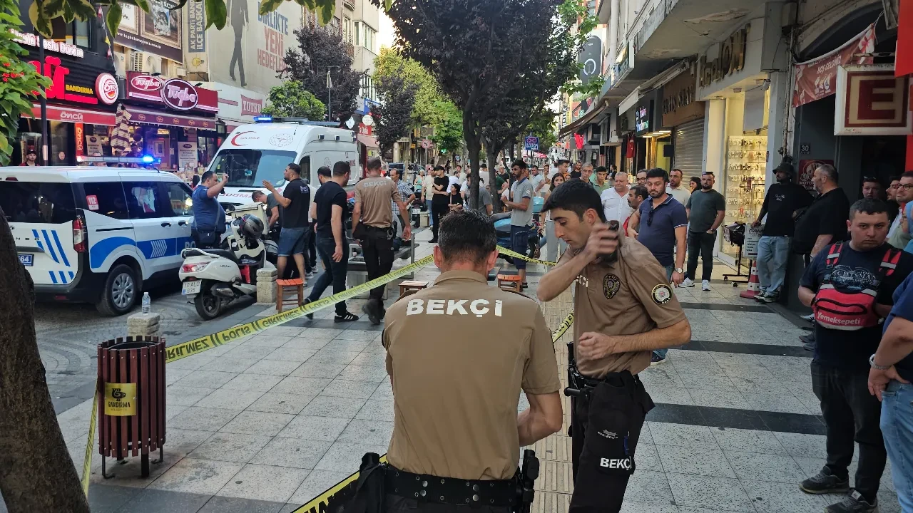 Dönercideki kavga kanlı bitti! Mesai arkadaşını bıçakladı