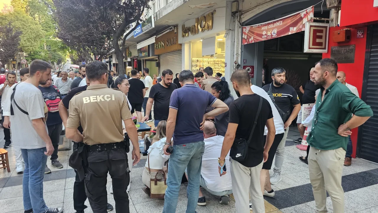 Dönercideki kavga kanlı bitti! Mesai arkadaşını bıçakladı