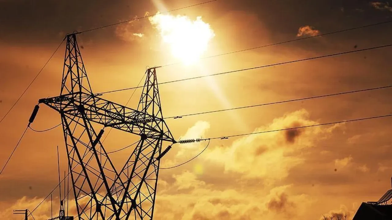 Elektrik kesintisi ne zaman bitecek? İzmir'de yangın nedeniyle elektrikler kesildi