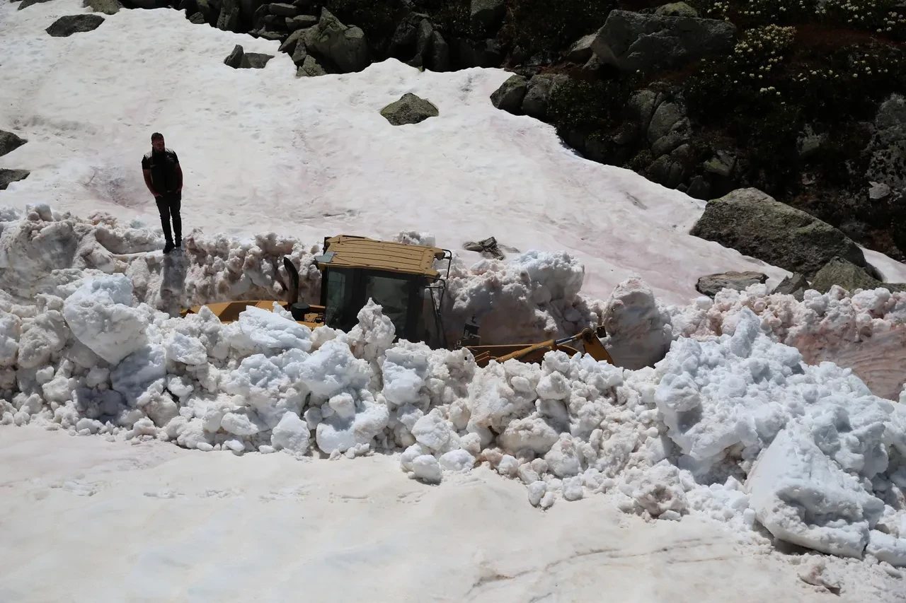 Haziran ayının sonunda şaşkına çeviren görüntü! Evler kara gömüldü