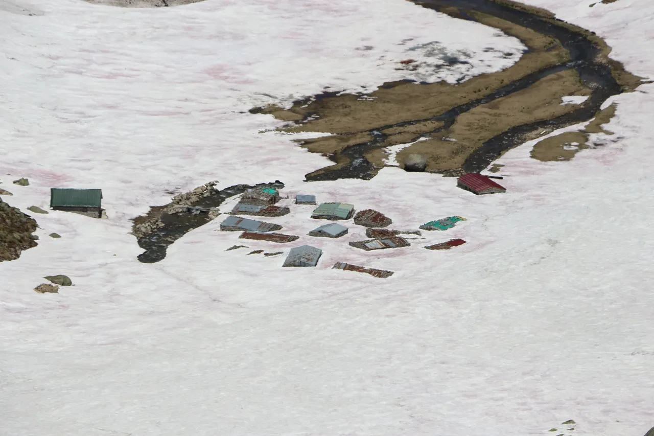 Haziran ayının sonunda şaşkına çeviren görüntü! Evler kara gömüldü