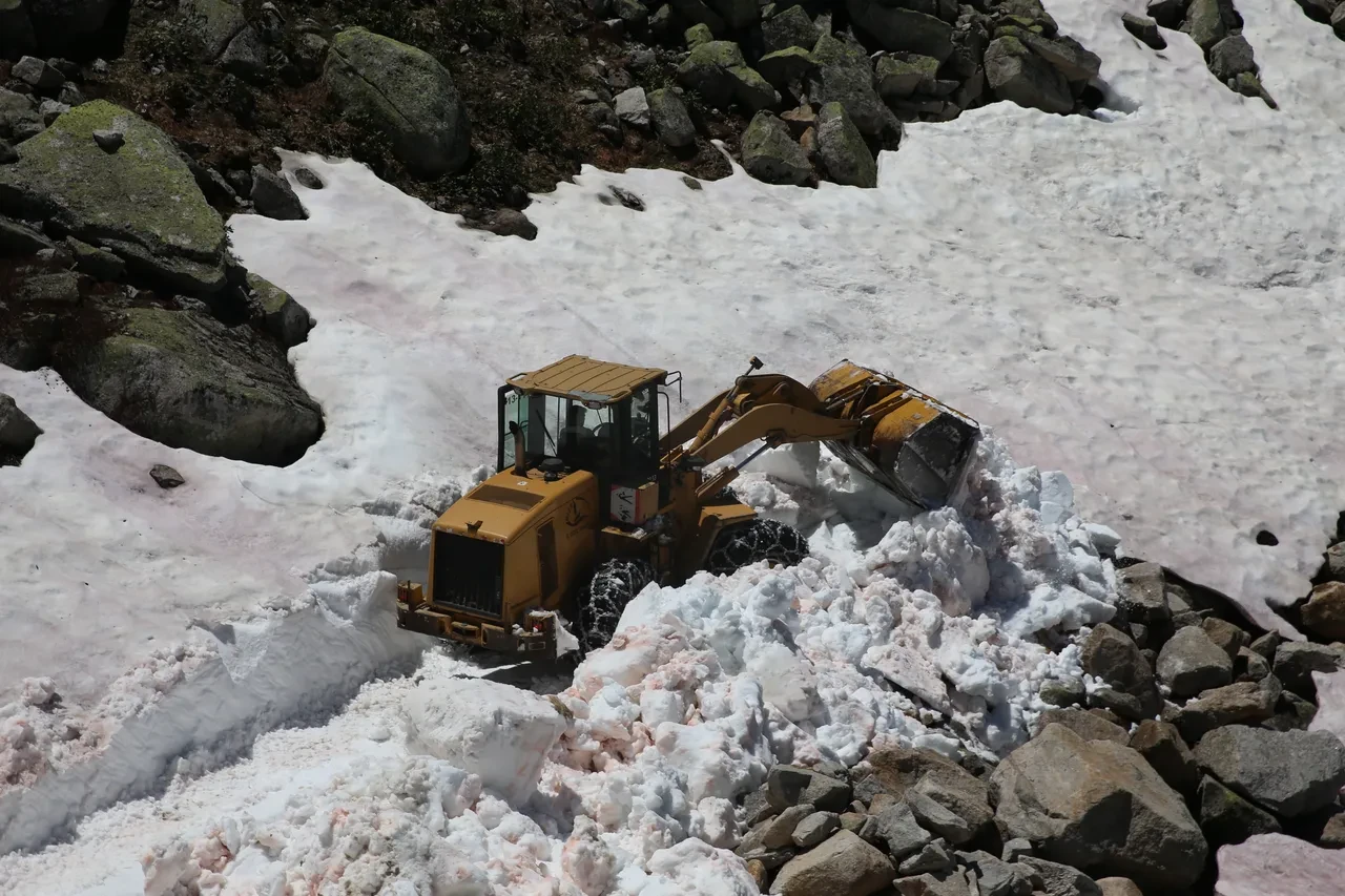 Haziran ayının sonunda şaşkına çeviren görüntü! Evler kara gömüldü