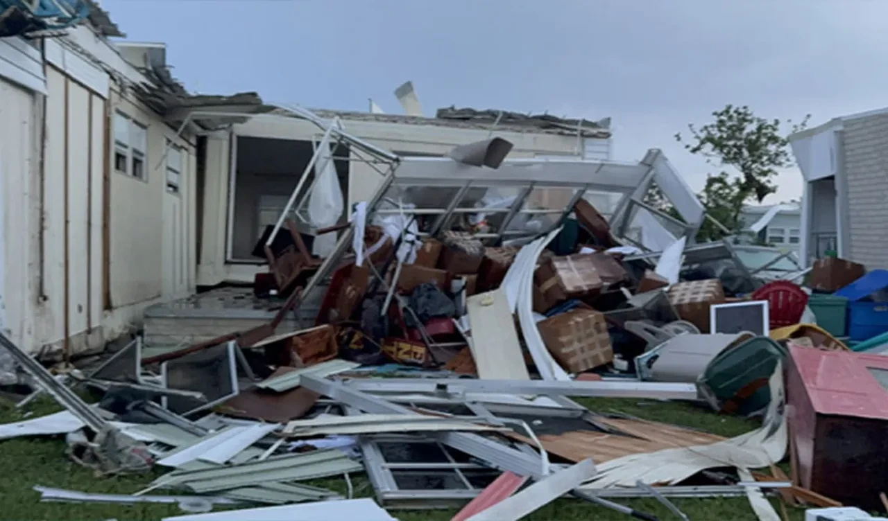 Hortum prefabrik evi havaya uçurdu! Korkunç anlar kamerada