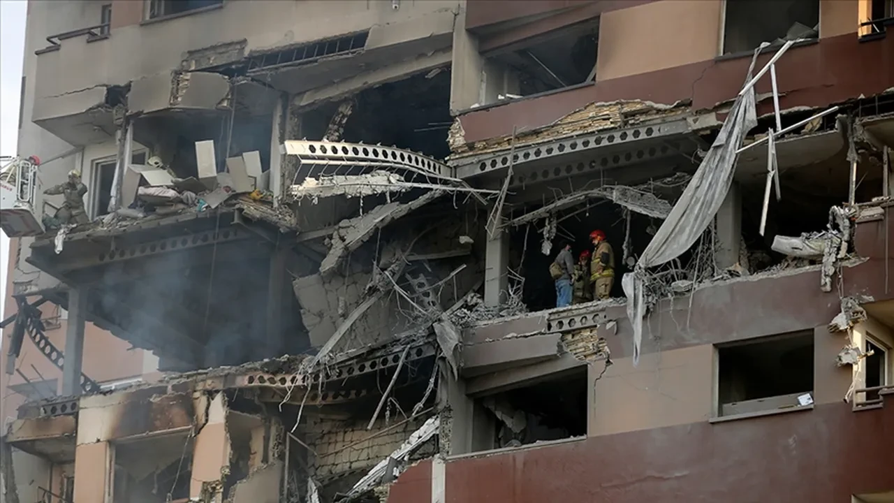 İsrail saldırılarında İran'da 332 bina hasar aldı: Halka destek paketleri açıklanacak