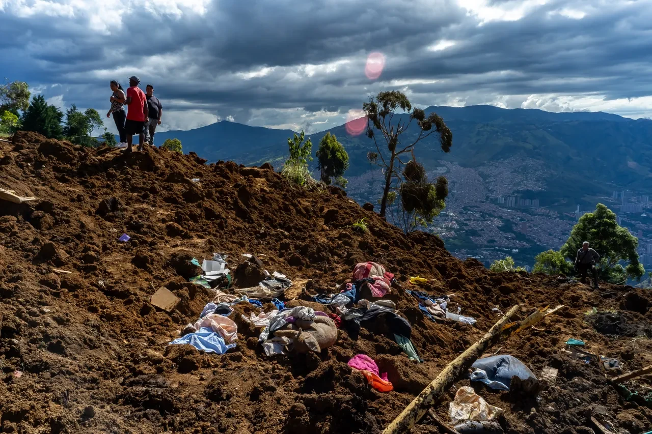 Kolombiya'daki toprak kaymasında bilanço ağırlaşıyor! Toprağın altında yakınlarını arıyorlar