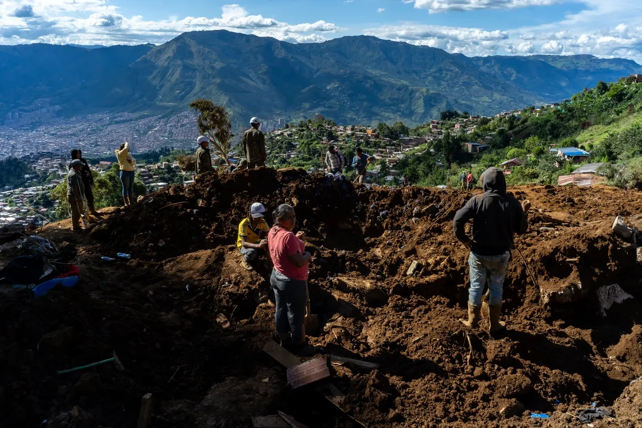 Kolombiya'daki toprak kaymasında bilanço ağırlaşıyor! Toprağın altında yakınlarını arıyorlar