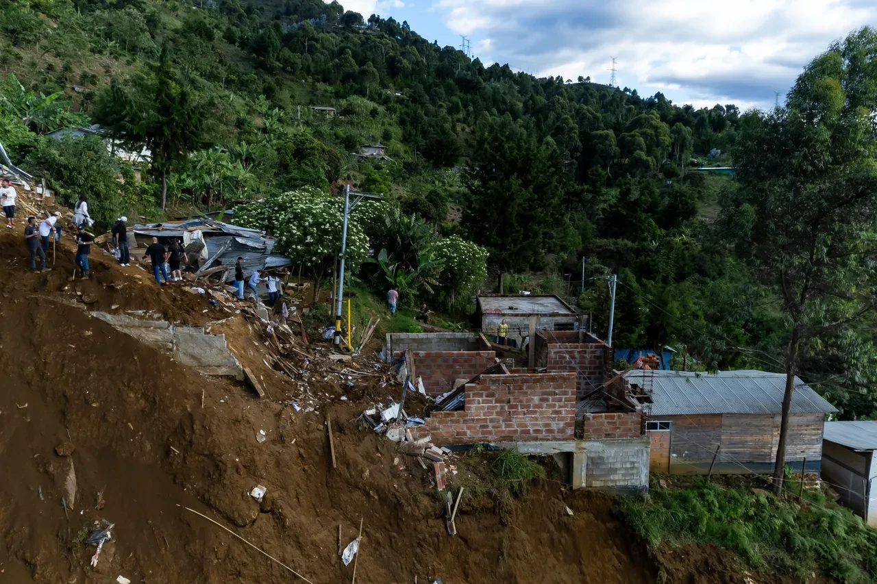 Kolombiya'daki toprak kaymasında bilanço ağırlaşıyor! Toprağın altında yakınlarını arıyorlar
