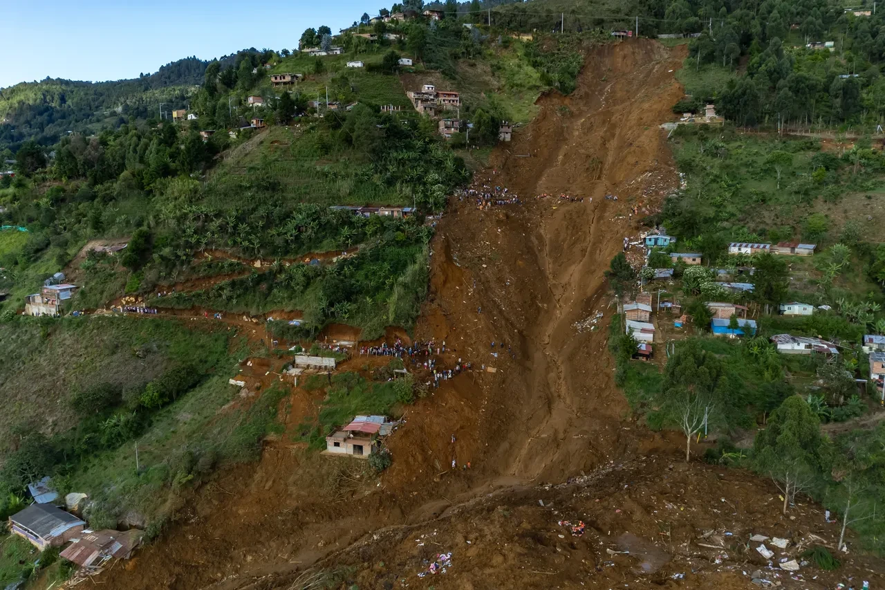 Kolombiya'daki toprak kaymasında bilanço ağırlaşıyor! Toprağın altında yakınlarını arıyorlar