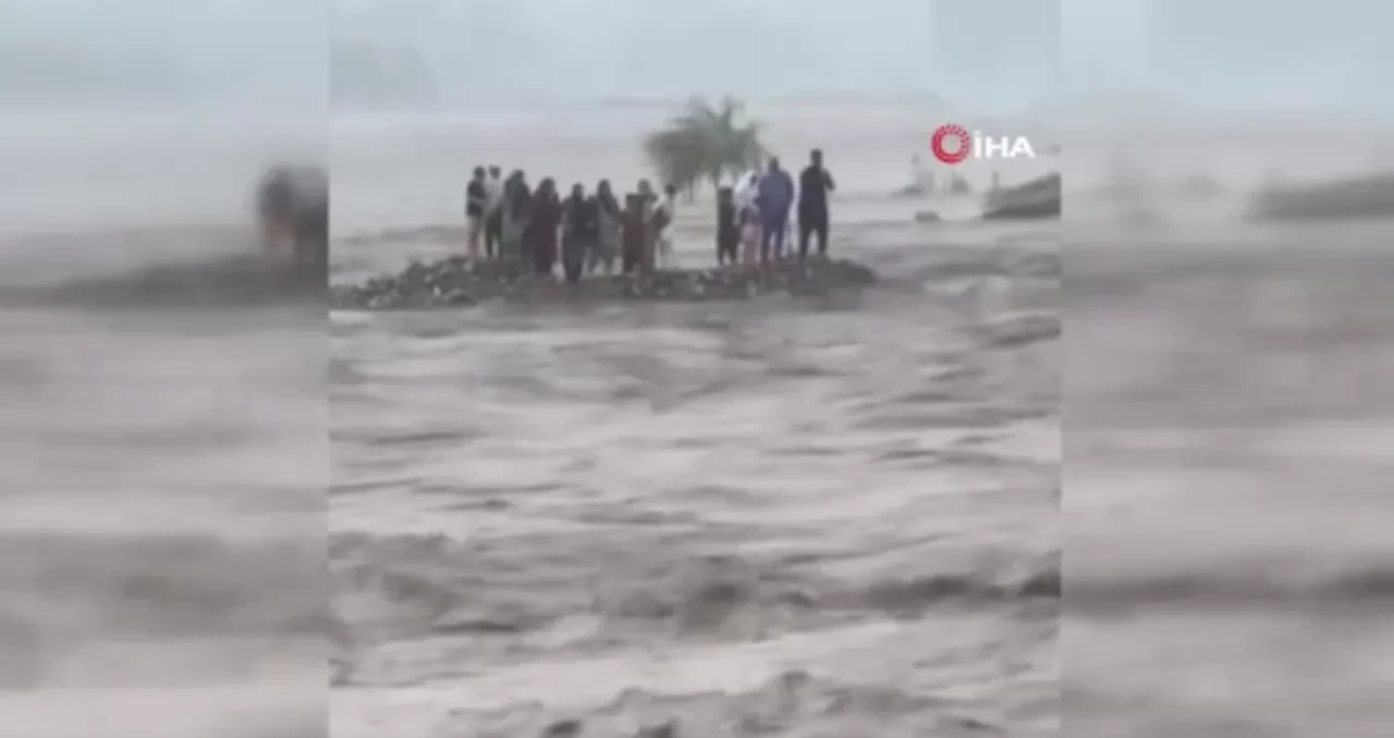 Pakistan'ı sel felaketi vurdu: Aynı aileden çok sayıda kişi hayatını kaybetti