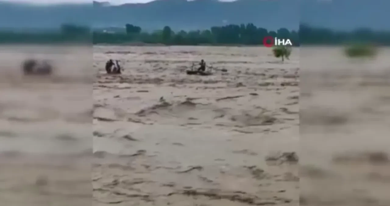 Pakistan'ı sel felaketi vurdu: Aynı aileden çok sayıda kişi hayatını kaybetti