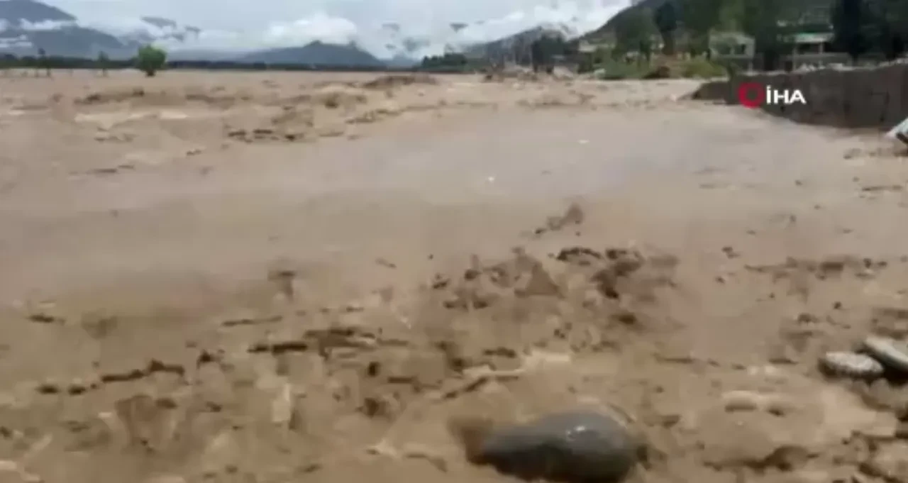 Pakistan'ı sel felaketi vurdu: Aynı aileden çok sayıda kişi hayatını kaybetti