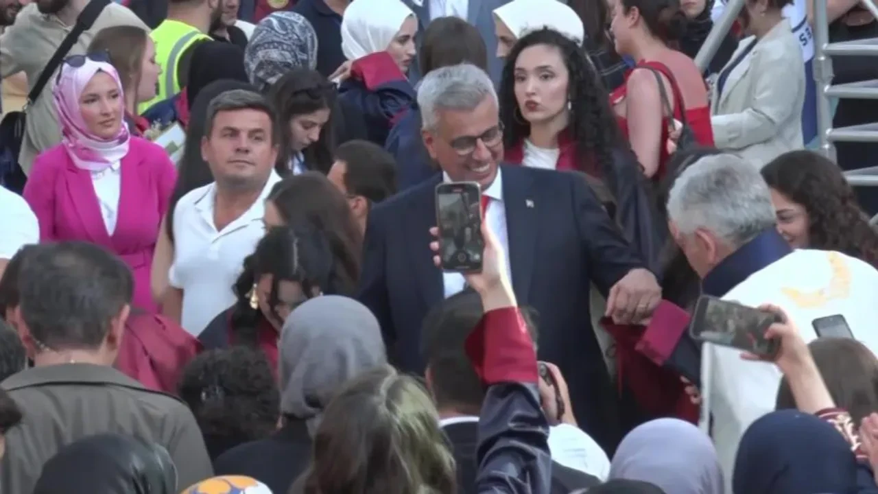 Sağlık Bakanı Memişoğlu öğrencilerle horon oynadı