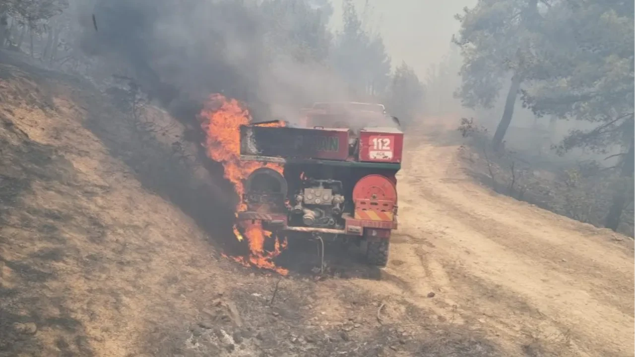 Sakarya'daki orman yangınında can pazarı! Ekipler alevlerin arasında kaldı 