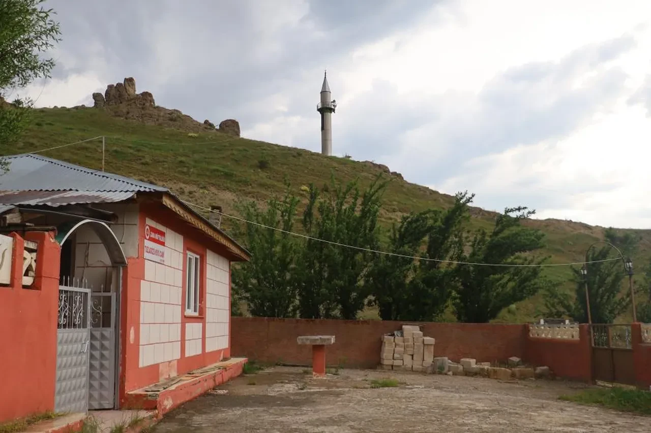 Sivas'ta şaşkına çeviren olay! Minare var, cami yok 