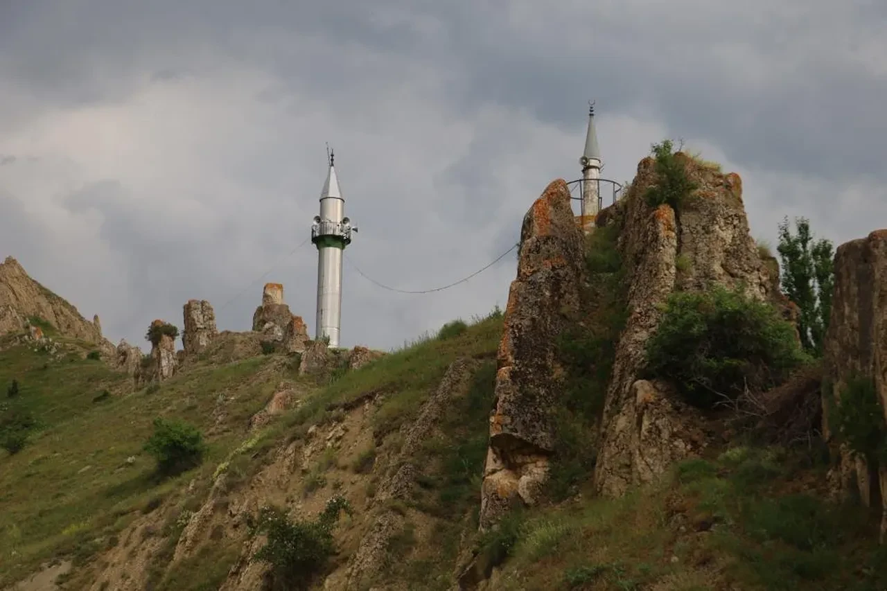 Sivas'ta şaşkına çeviren olay! Minare var, cami yok 