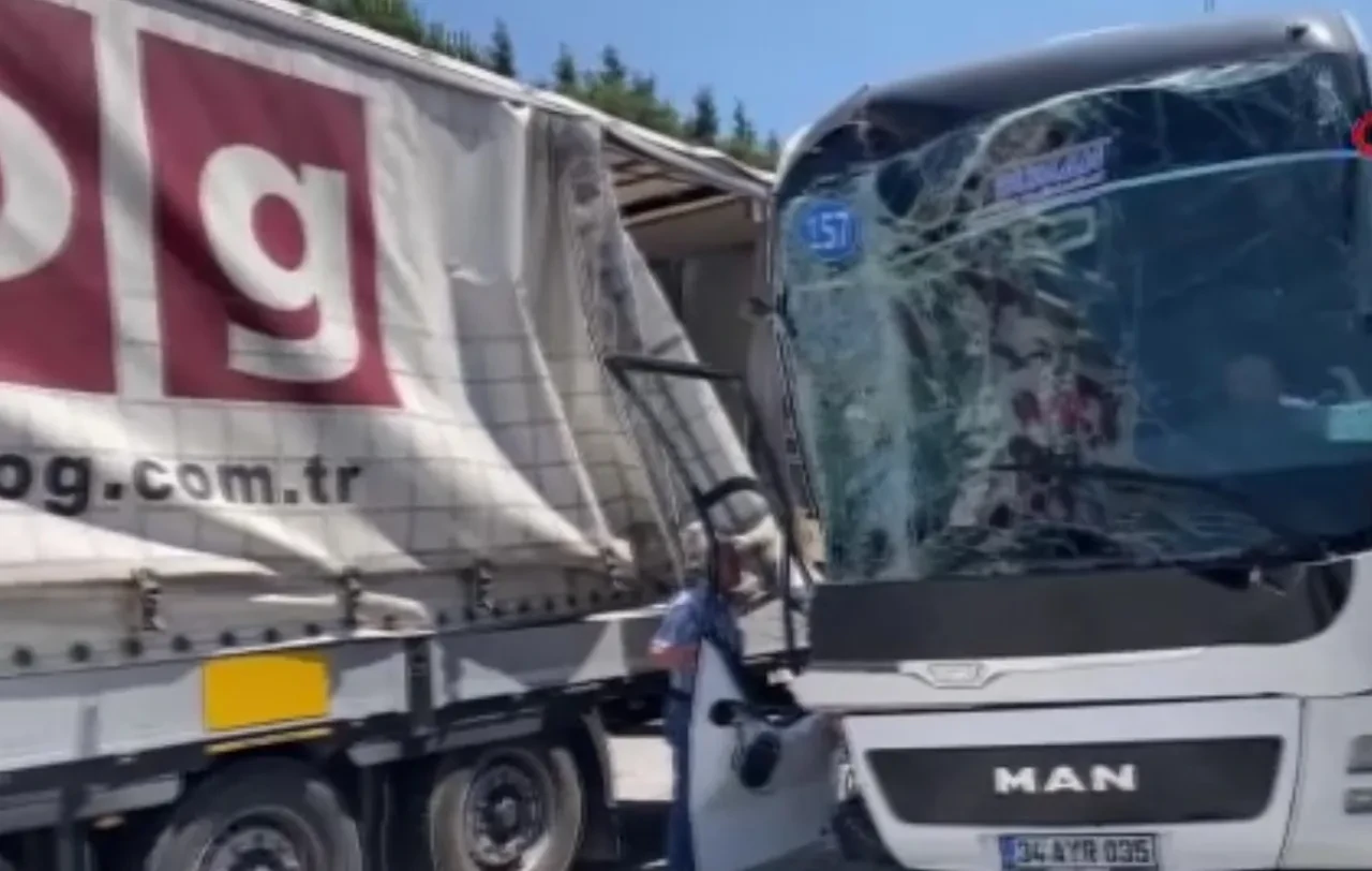 TEM'de feci kaza! 2 tır ve yolcu otobüsü birbirine girdi: 1'i ağır çok sayıda yaralı var