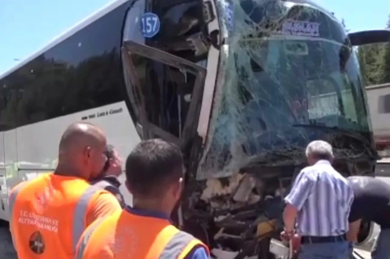 TEM'de feci kaza! 2 tır ve yolcu otobüsü birbirine girdi: 1'i ağır çok sayıda yaralı var