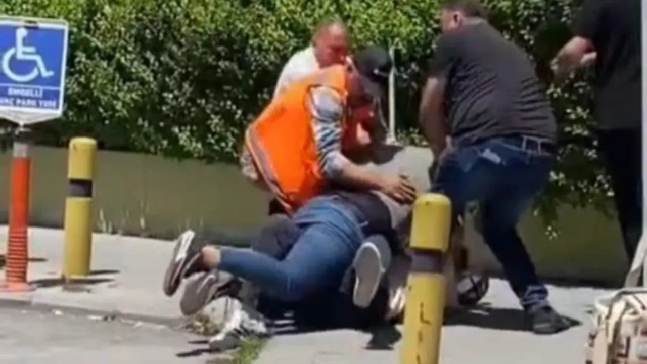 Vale ile otobüs şoförünün demir çubuklu kavgası kamerada