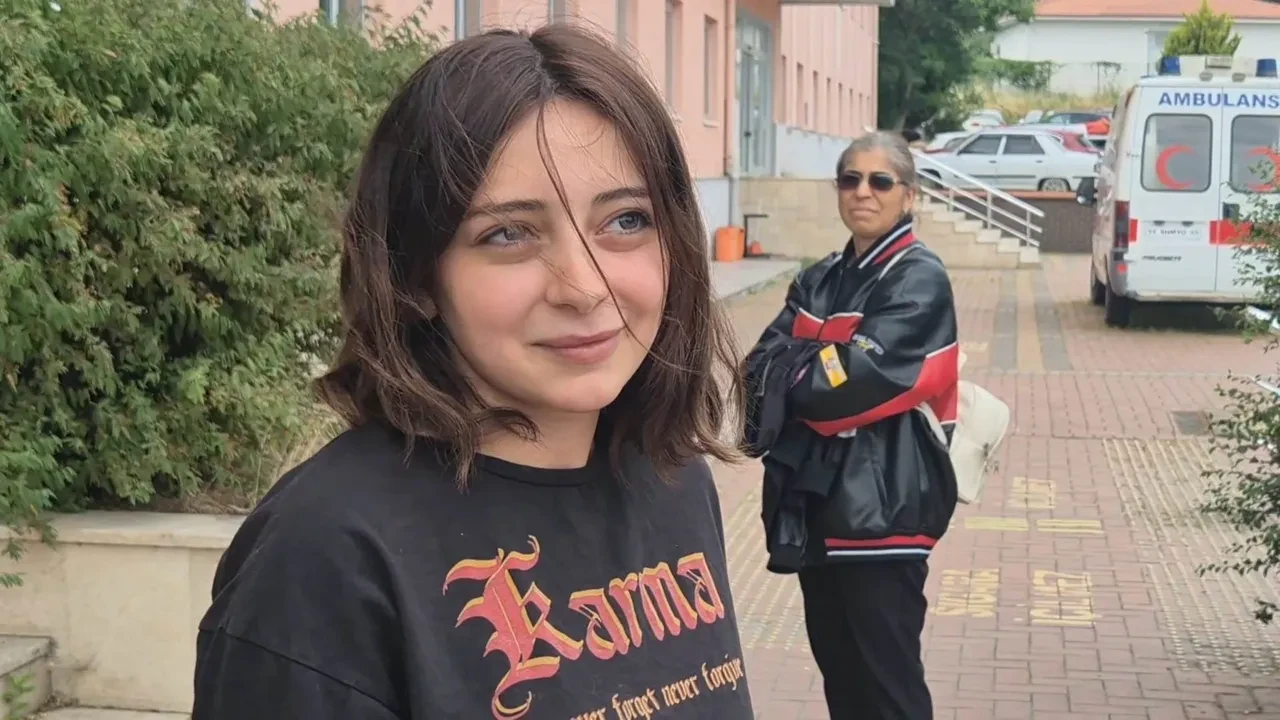 YKS'yi 1 dakikayla kaçırdı, verdiği cevaplar sosyal medyayı salladı! İlk canlı yayınında takipçi yağdı