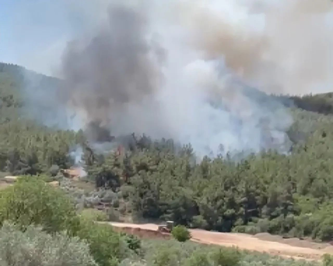 Akhisar yangın söndürüldü mü son dakika? Rüzgar Akhisar yangının etkisini artırdı