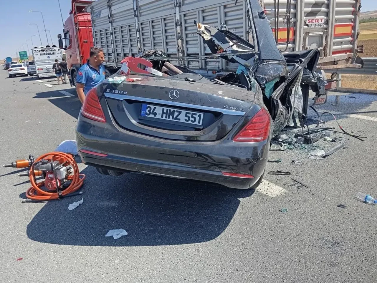 Aksaray'da otomobil lastiği patlayan tıra çarptı: Sürücü ve eşi hayatını kaybetti!