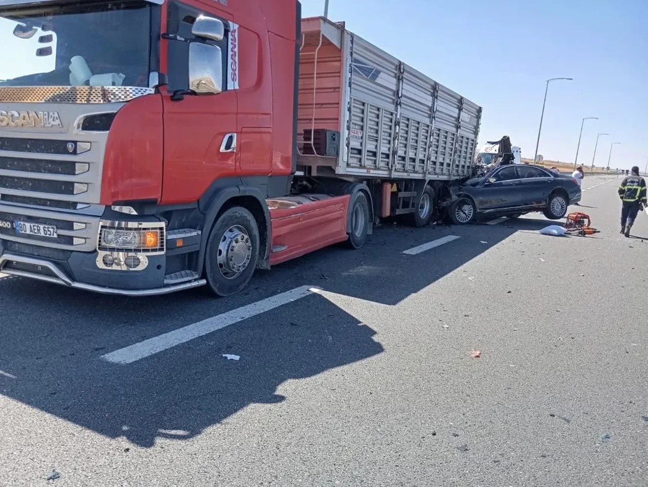 Aksaray'da otomobil lastiği patlayan tıra çarptı: Sürücü ve eşi hayatını kaybetti!