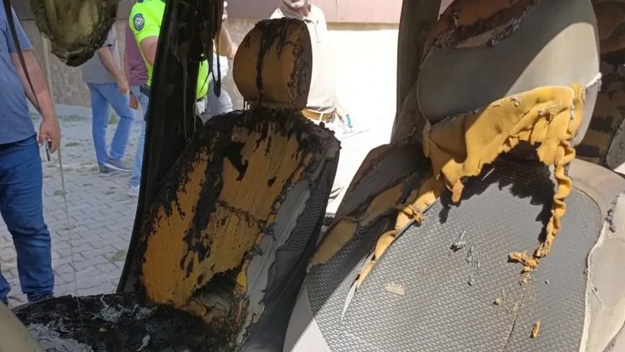 Araçta unutulan cep telefonu patladı, otomobil alev aldı