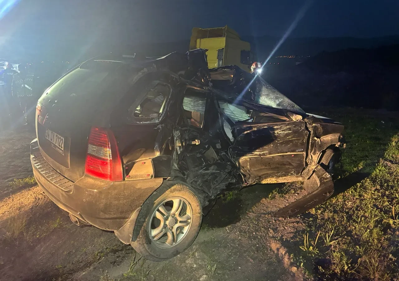 Ardahan'da tır ile otomobil çarpıştı: Korkunç kazada 2 ölü, 1 yaralı!