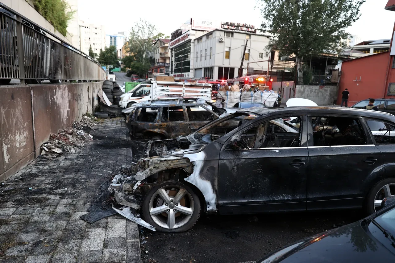 Ataşehir'de sanayi sitesinde korkutan yangın! Çok sayıda araç alev alev yandı