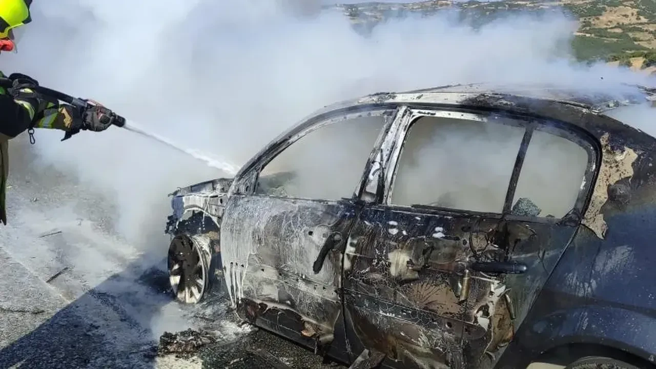 Balıkesir'de otomobil otoyolda yandı