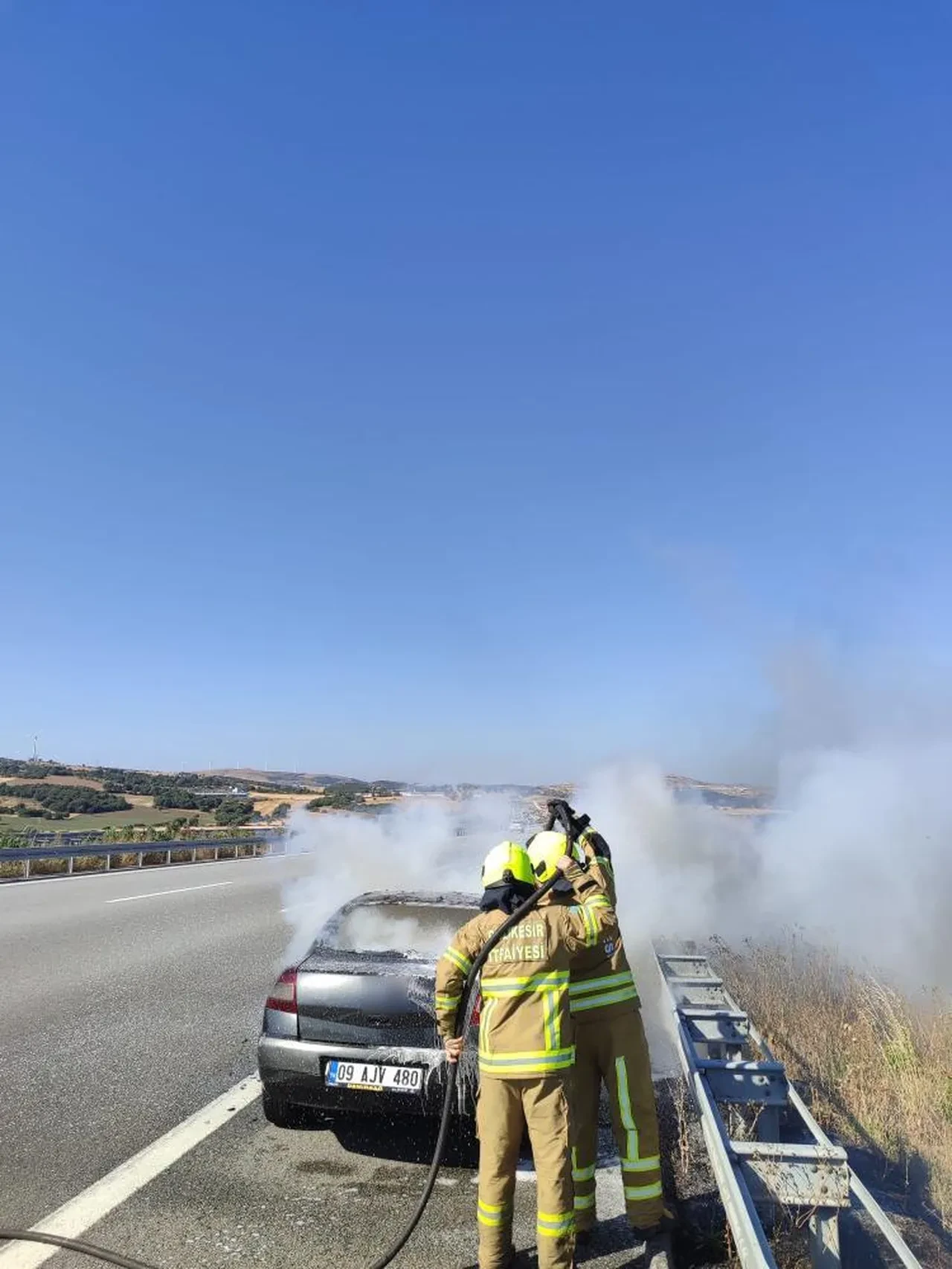Balıkesir'de otomobil otoyolda yandı