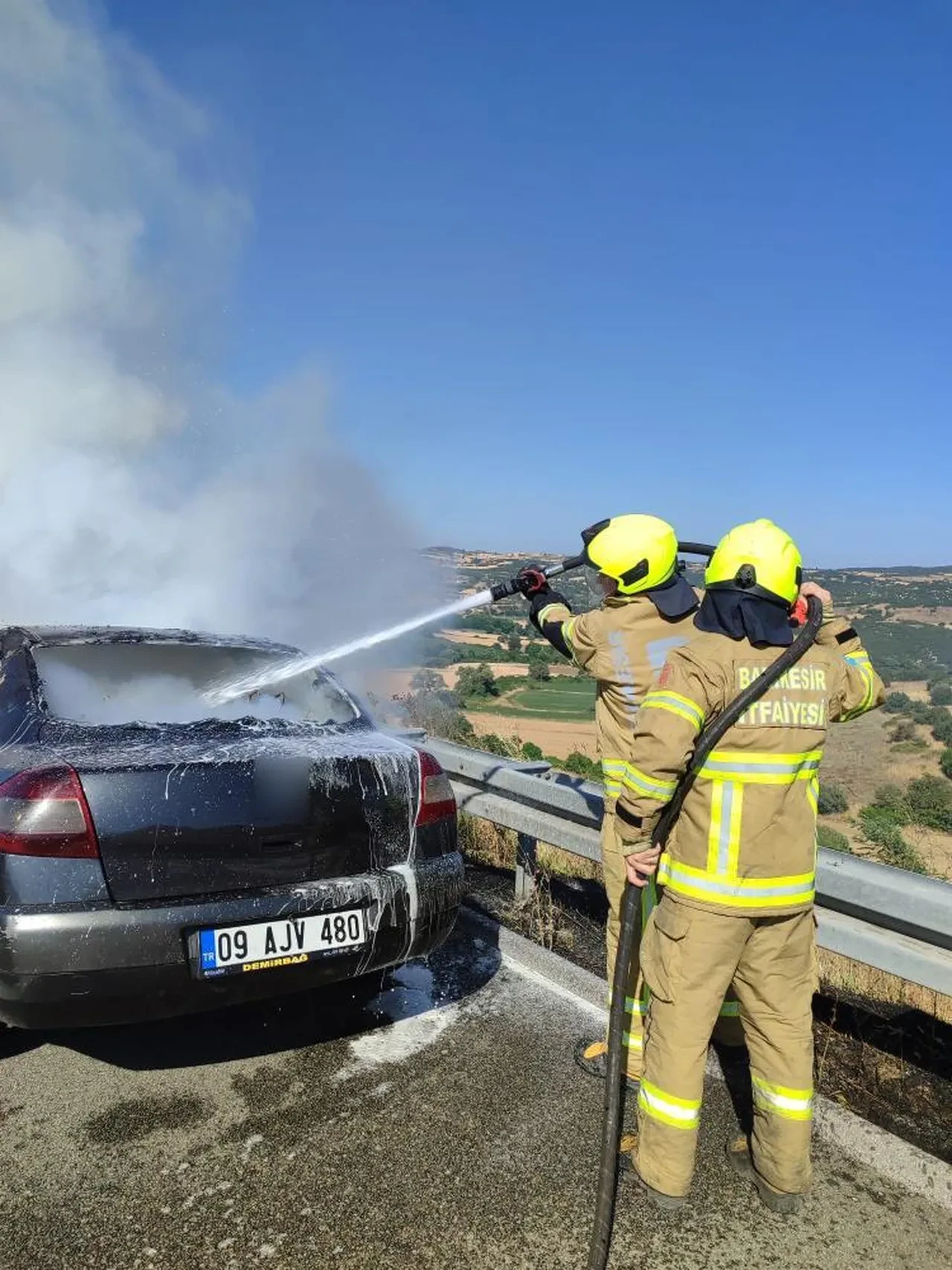 Balıkesir'de otomobil otoyolda yandı