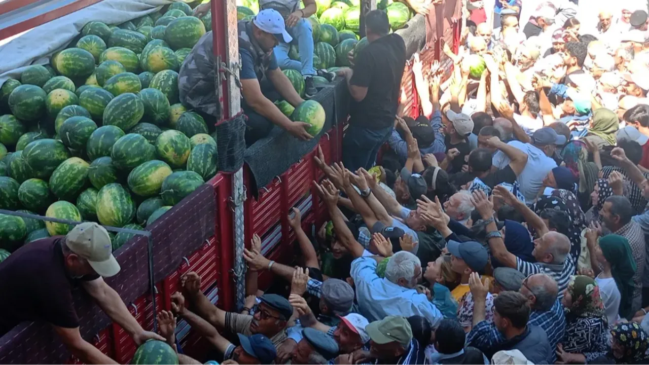 Bedava karpuza hücum! 26 tonu 45 dakikada dağıttı