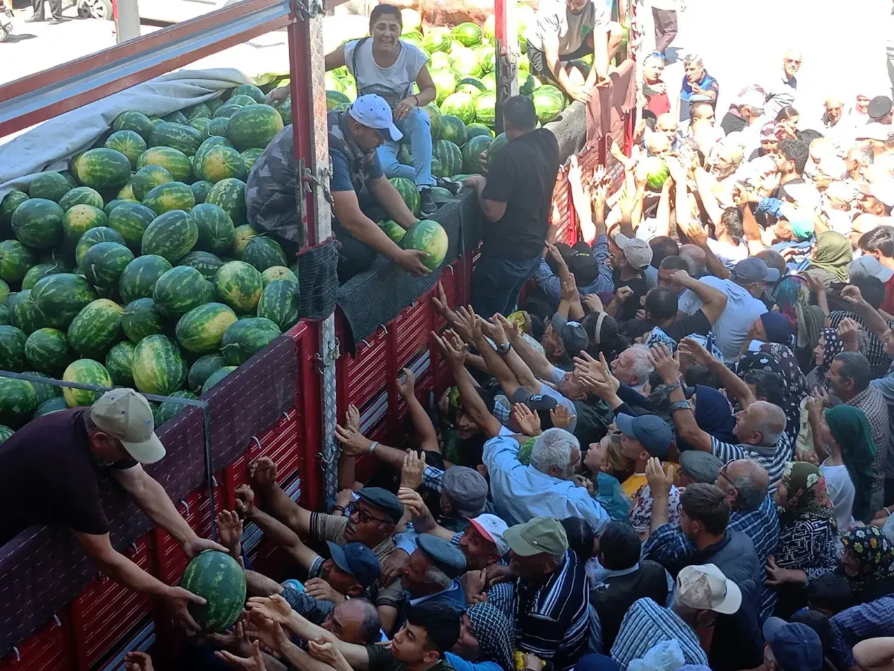 Bedava karpuza hücum! 26 tonu 45 dakikada dağıttı