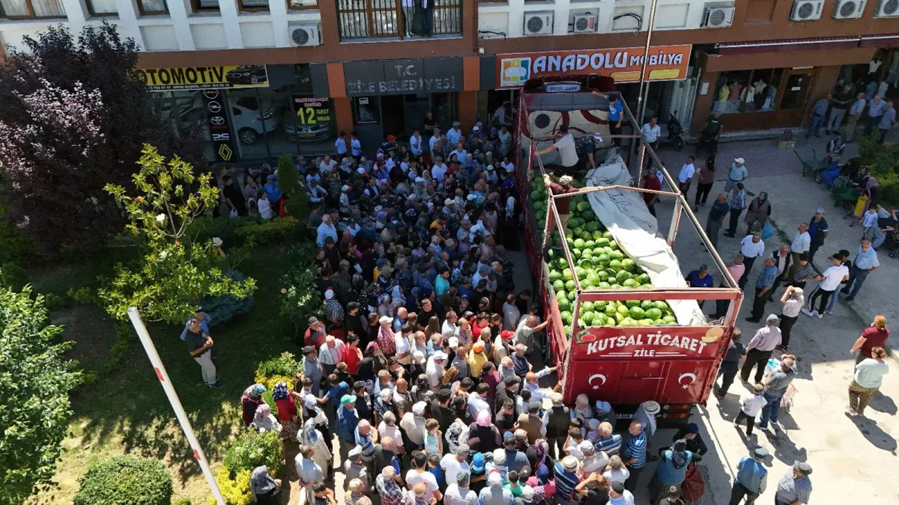 Bedava karpuza hücum! 26 tonu 45 dakikada dağıttı