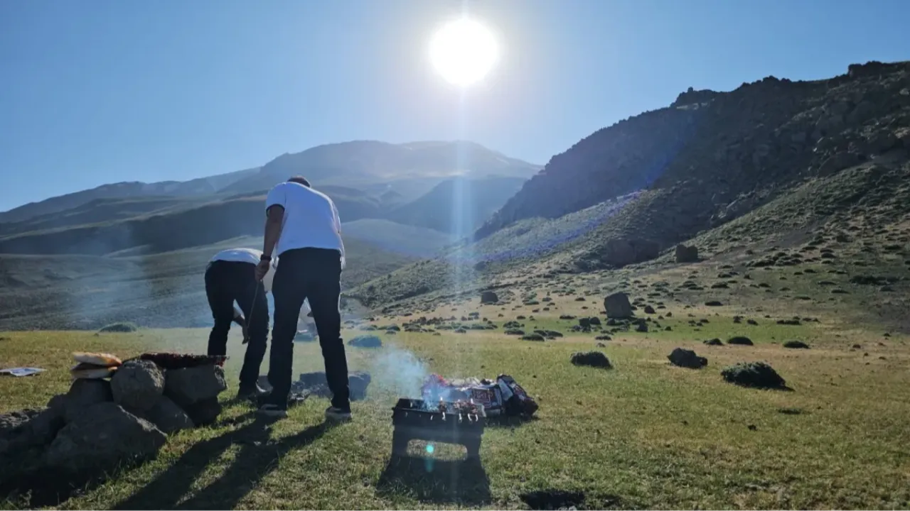 Bitlis'te bunaltıcı sıcaklardan kaçış! Mangalını kapan dağa çıkıyor 
