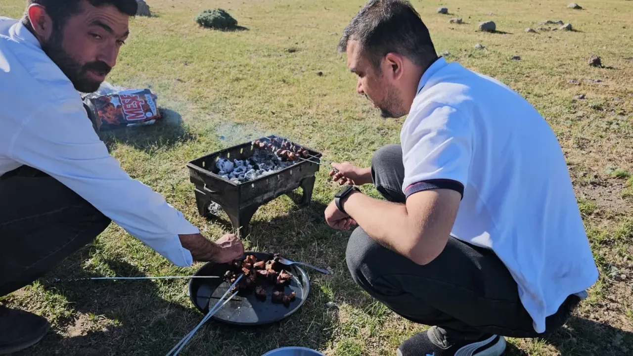 Bitlis'te bunaltıcı sıcaklardan kaçış! Mangalını kapan dağa çıkıyor