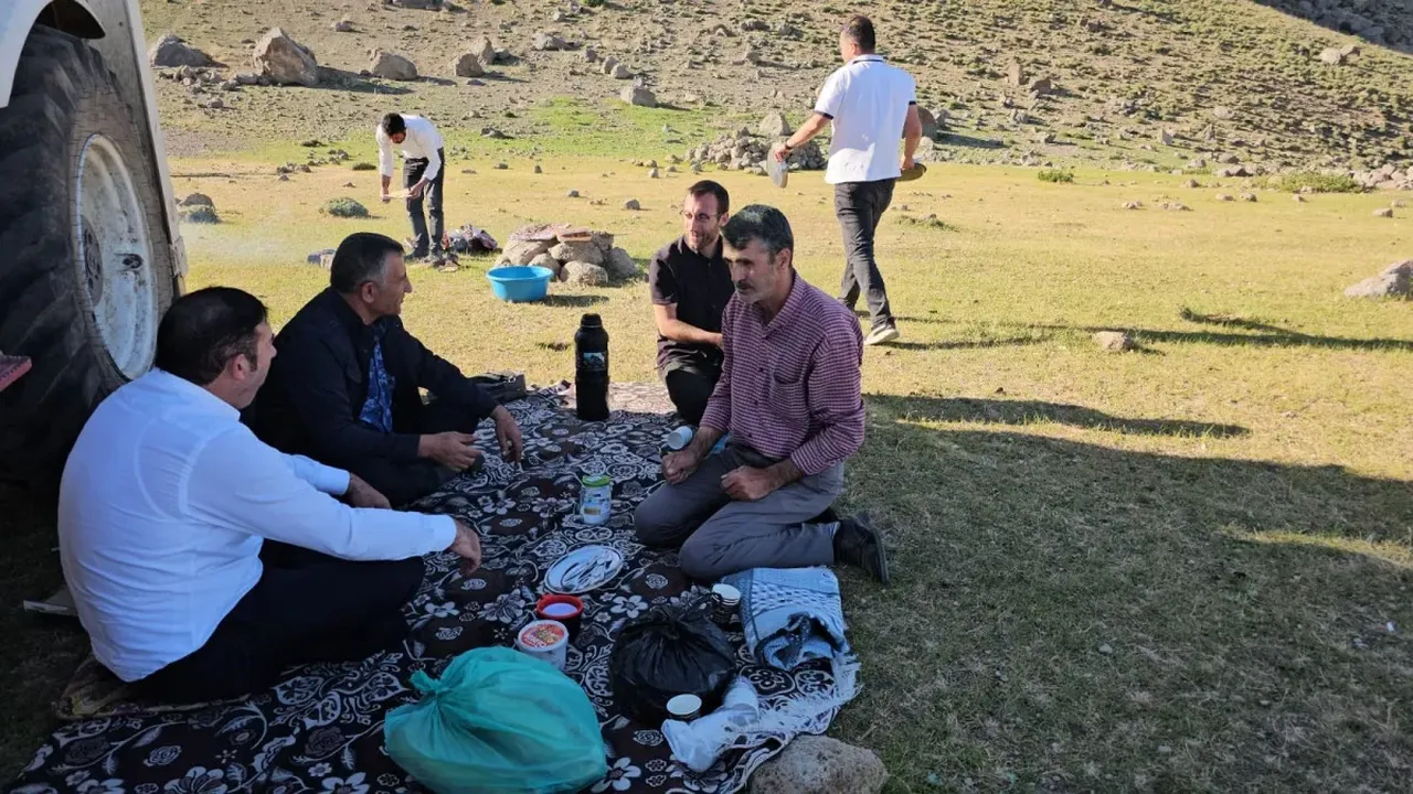 Bitlis'te bunaltıcı sıcaklardan kaçış! Mangalını kapan dağa çıkıyor