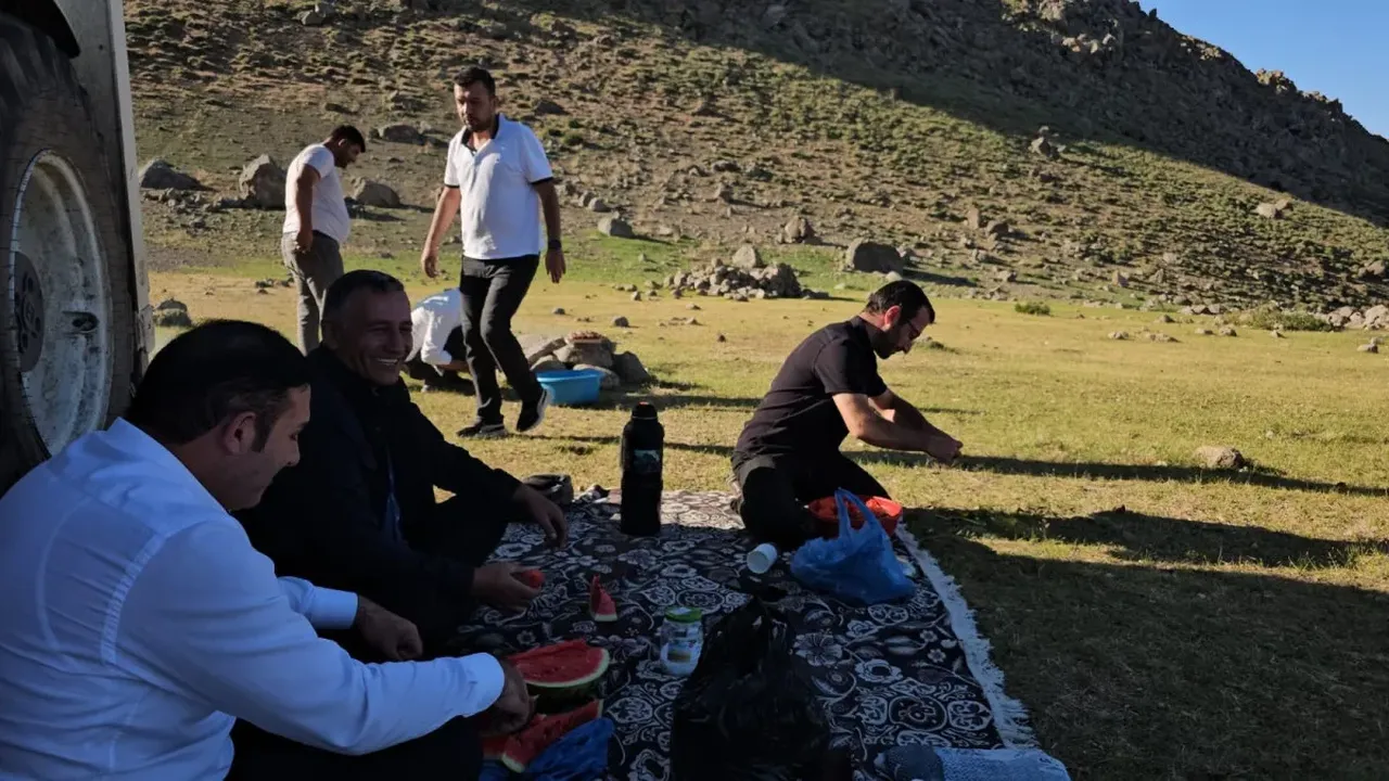 Bitlis'te bunaltıcı sıcaklardan kaçış! Mangalını kapan dağa çıkıyor