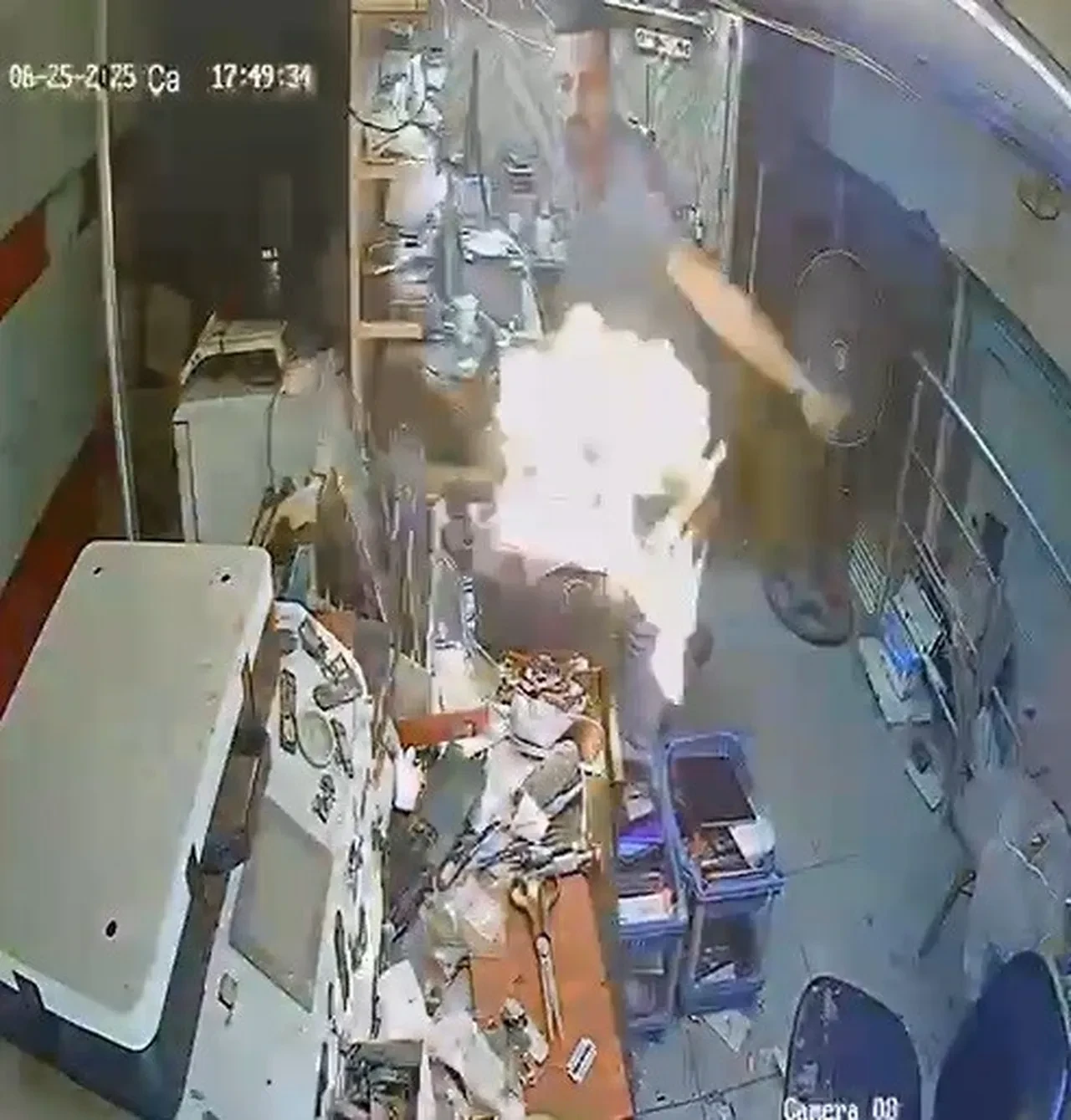 Cep telefonu bomba gibi patladı! O anlar kamerada