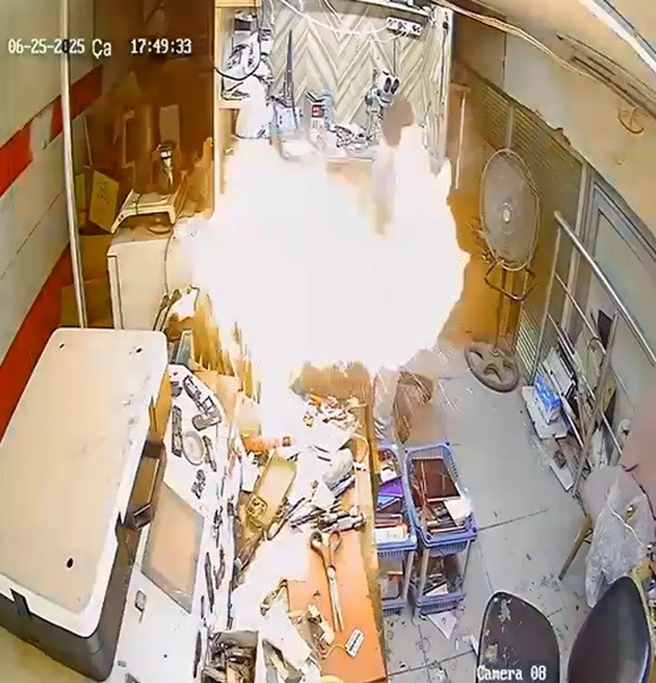 Cep telefonu bomba gibi patladı! O anlar kamerada