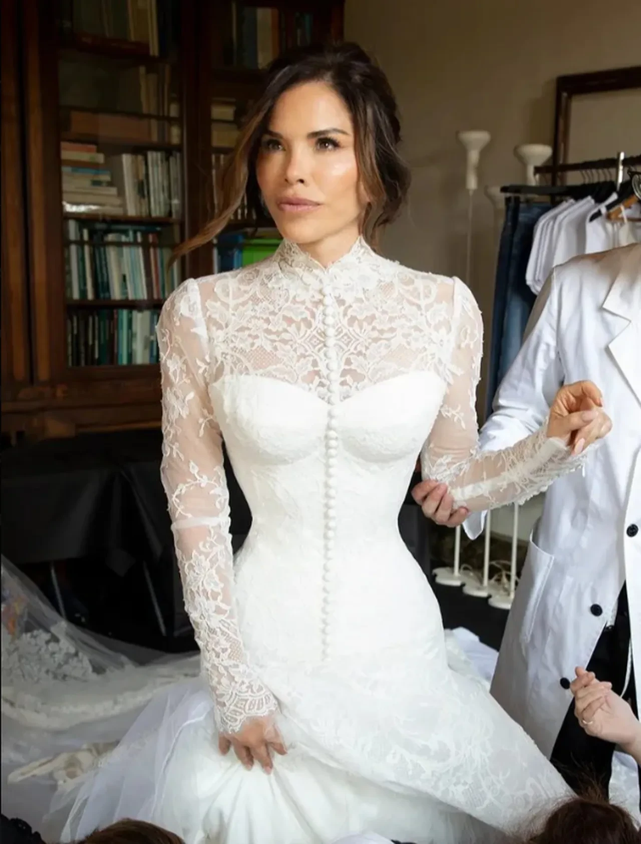 Dünyanın en zengin insanı Jeff Bezos ile Lauren Sanchez evlendi! 900 saatte dikilen gelinliğe yorum yağdı