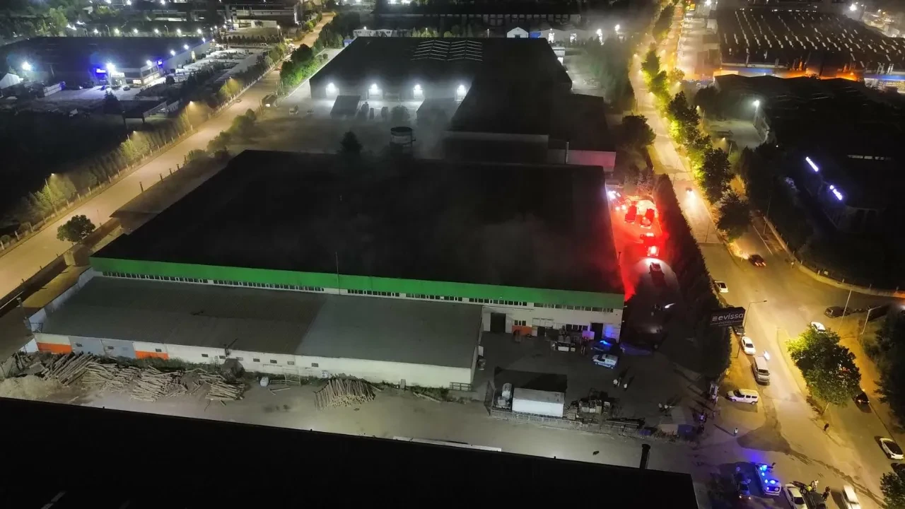 Düzce'de mobilya fabrikasında yangın