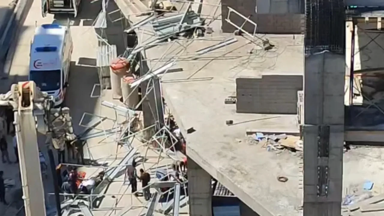 Elazığ'da inşaat iskelesi çöktü: Yaralı işçiler var