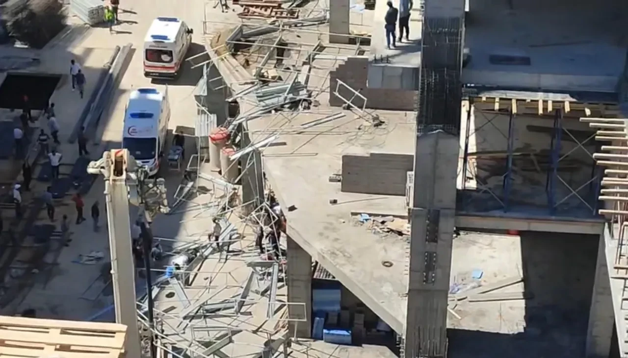Elazığ'da inşaat iskelesi çöktü: Yaralı işçiler var
