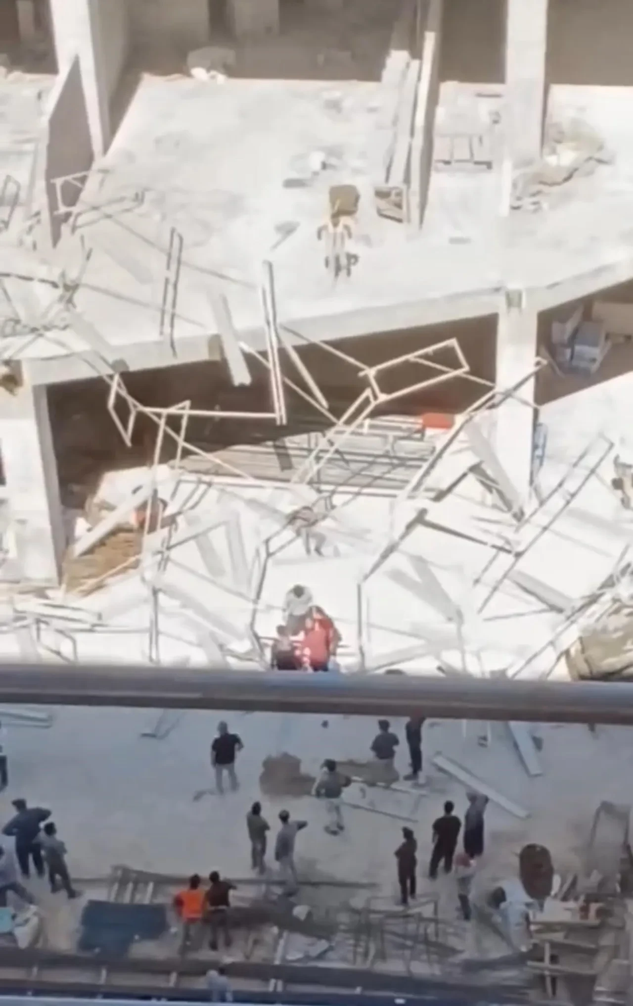 Elazığ'da inşaat iskelesi çöktü: Yaralı işçiler var