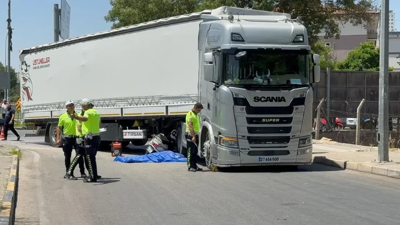 Gaziantep'te tırın altında kalan motosikletteki 2 kişi hayatını kaybetti