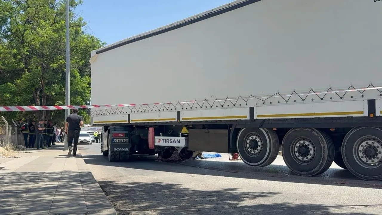 Gaziantep'te tırın altında kalan motosikletteki 2 kişi hayatını kaybetti