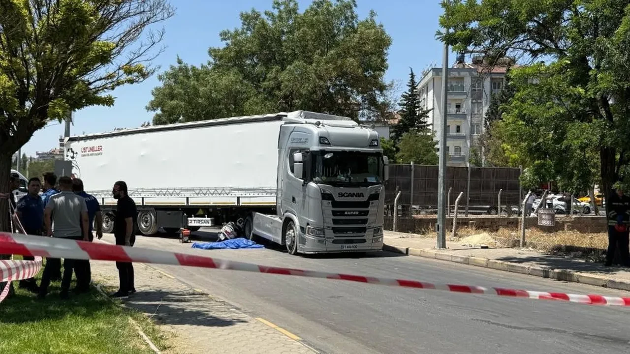 Gaziantep'te tırın altında kalan motosikletteki 2 kişi hayatını kaybetti