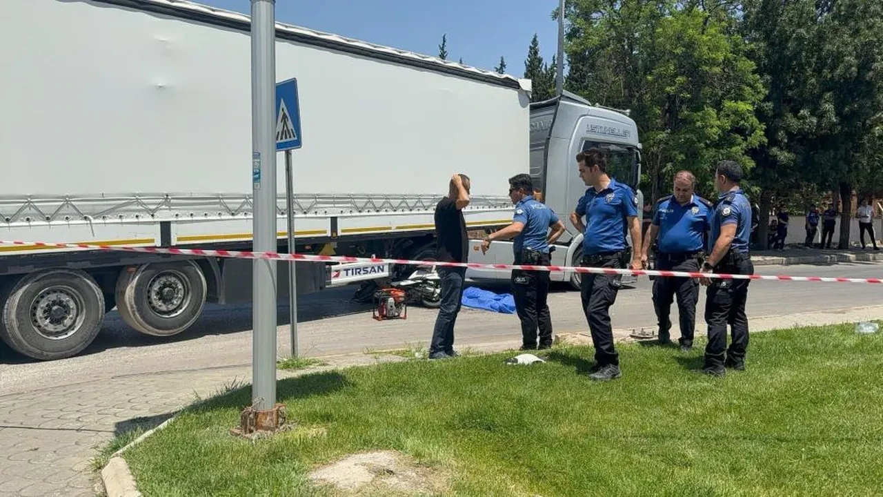 Gaziantep'te tırın altında kalan motosikletteki 2 kişi hayatını kaybetti